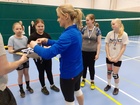 Loppi-Topenon valmentaja Heily jakamassa mitaleita