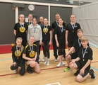 Jo vähän pidempään lentistä harrastaneiden ja varttuneempien sarjan kotijoukkue KäLLi Volley ja Lopen Kultaperunat valmentajineen.